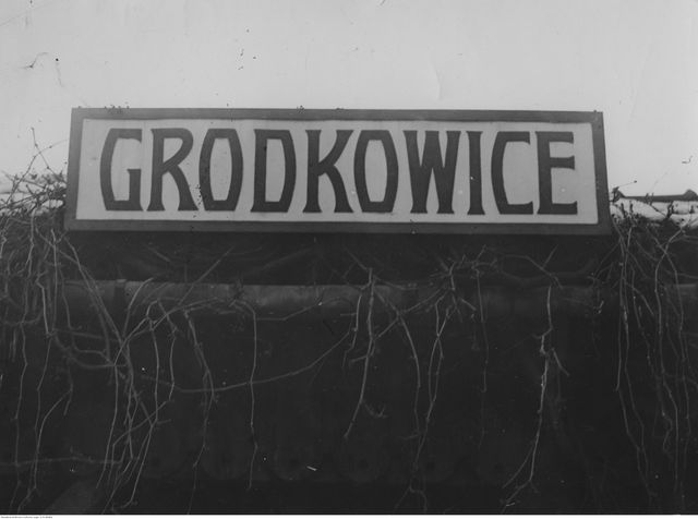Dawna tablica na stacji Grodkowice - zdjęcie z wystawy na Zamku w Niepołomicach