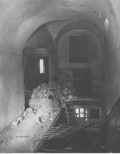 Klasztor ss Benedyktynek w Staniątkach - Klatka schodowa, zniszczenia - źródło Narodowe Archiwum Cyfrowe